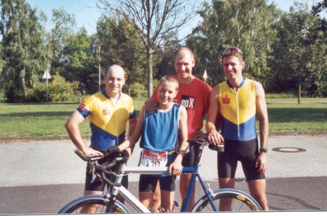 Unter guter sportlicher Obhut im Kreise der TriTeam-Mitglieder Achim Braun, Hans Werner Heinz, Christan Schindlatz: Sebastian Heinz bei seinem ersten Schüler-Duathlon (v. l. n. r.)