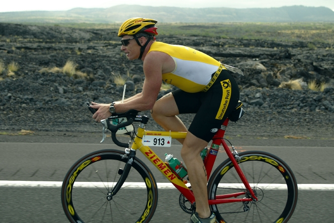 Peter Kneip reitet über die Vulkanfelder von Kona Island